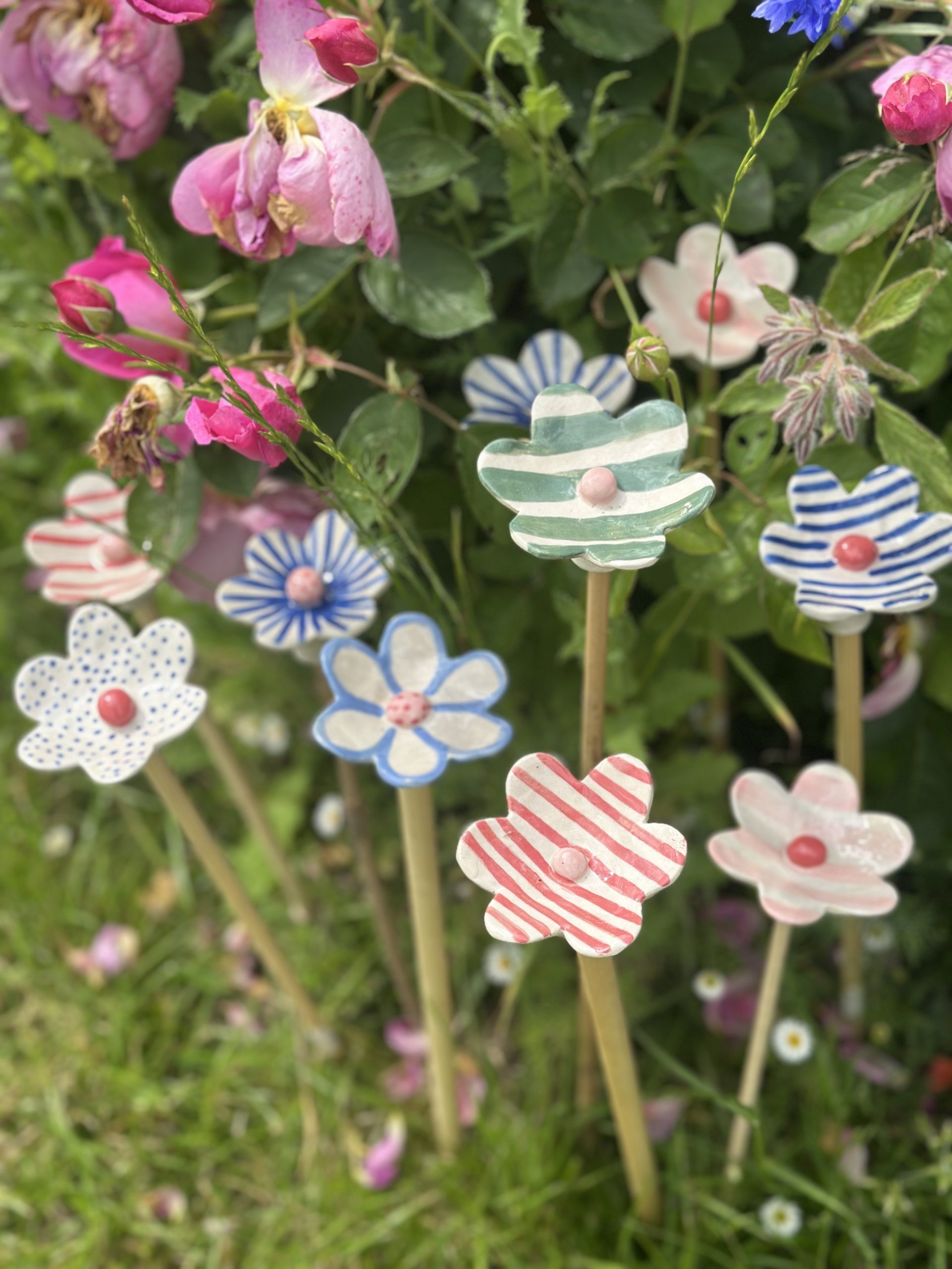 Liebevoll handgefertigte Bienentränken aus Keramik