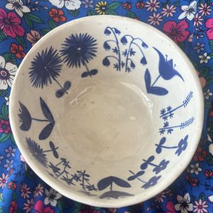 Keramikschale mit blauem Blumenmuster