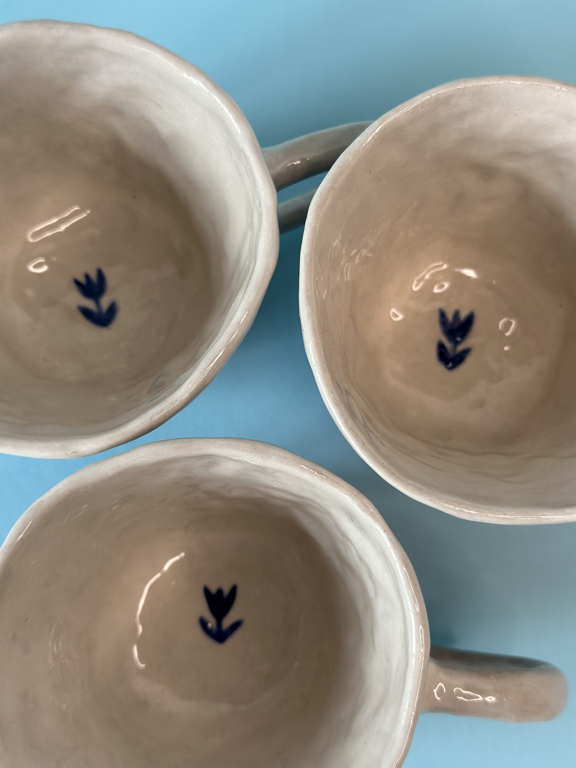 Keramikbecher mit blauem Blumenmuster – Bild 2