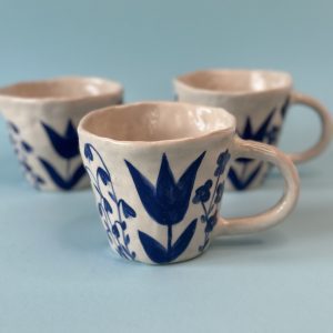 Keramikbecher mit blauem Blumenmuster