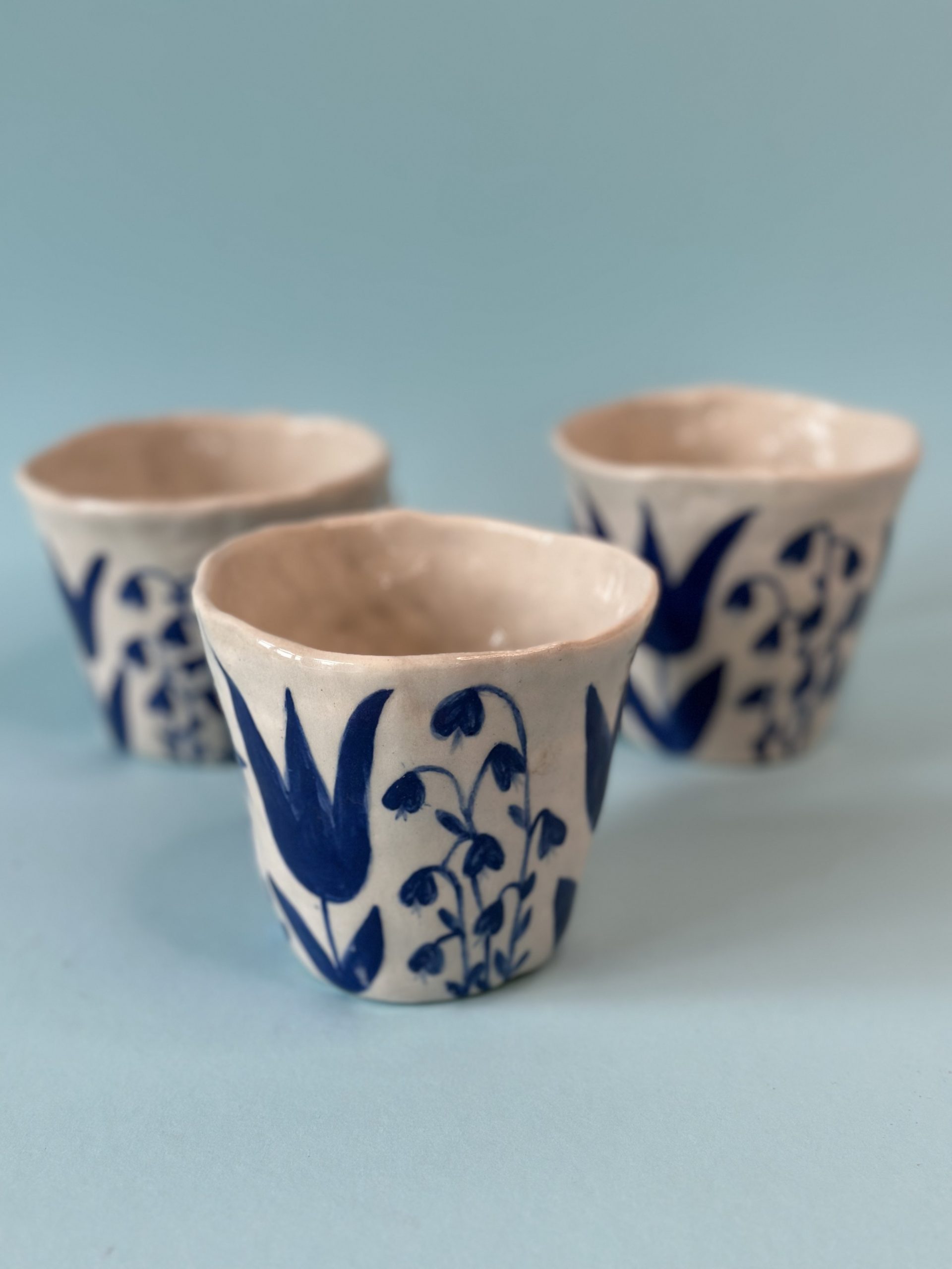 Keramikbecher mit blauem Blumenmuster – Bild 5