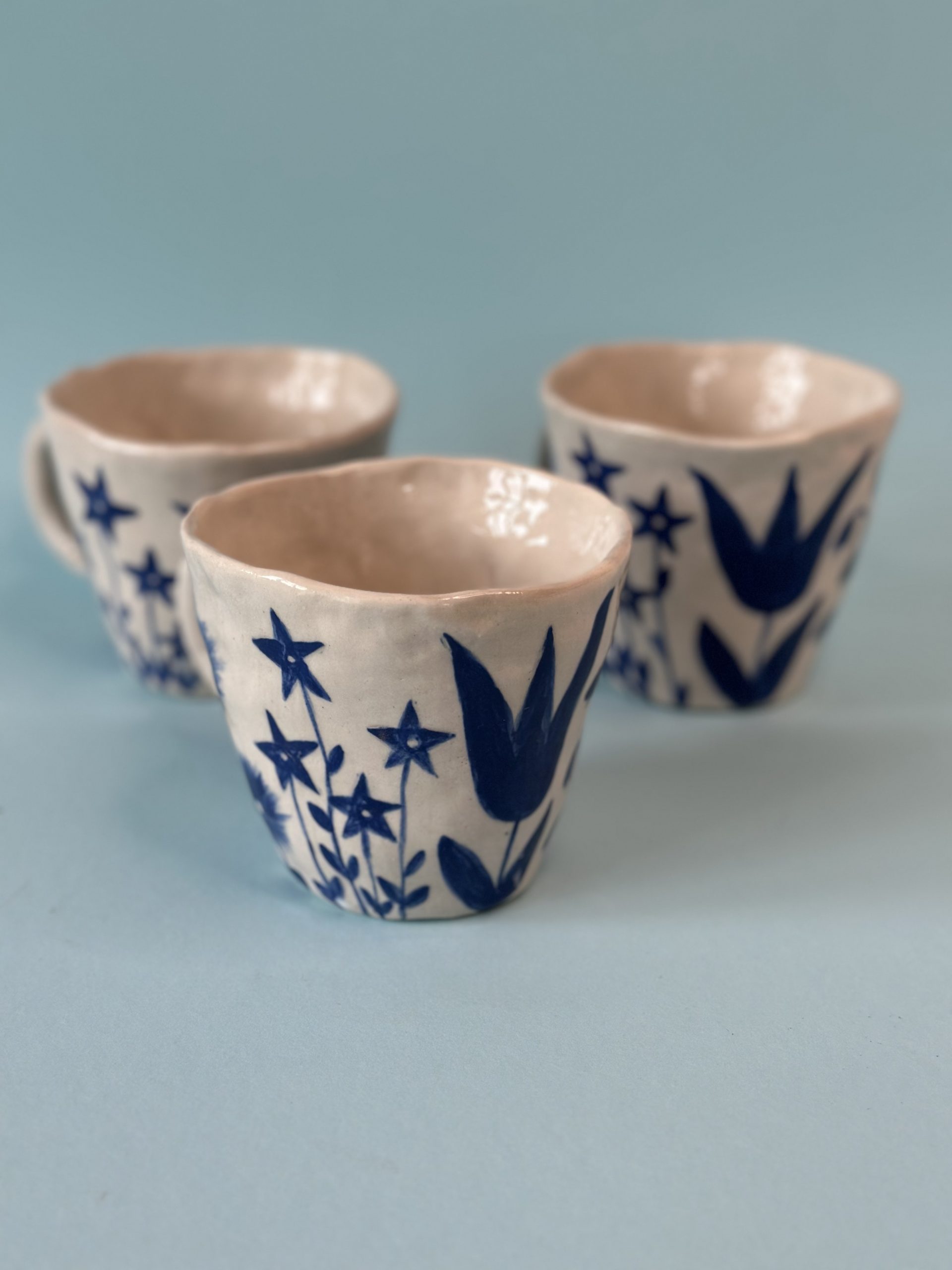 Keramikbecher mit blauem Blumenmuster – Bild 6