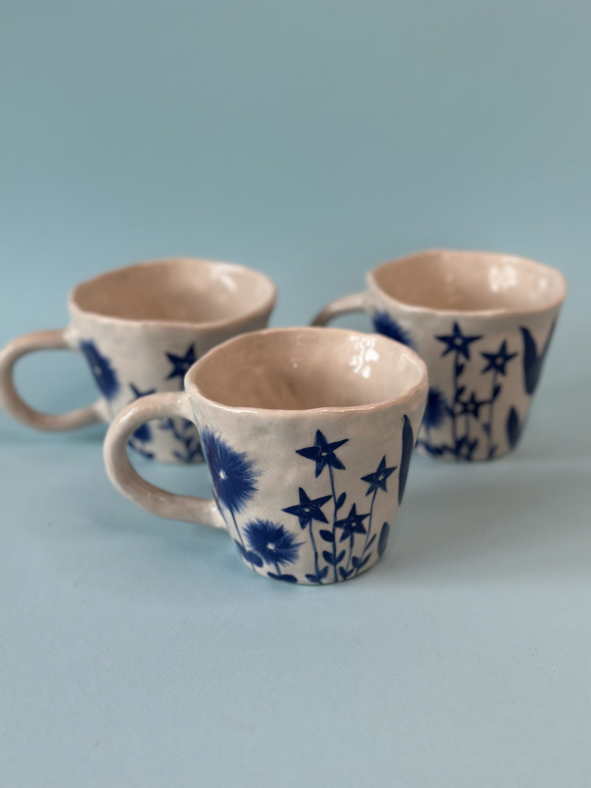 Keramikbecher mit blauem Blumenmuster – Bild 7