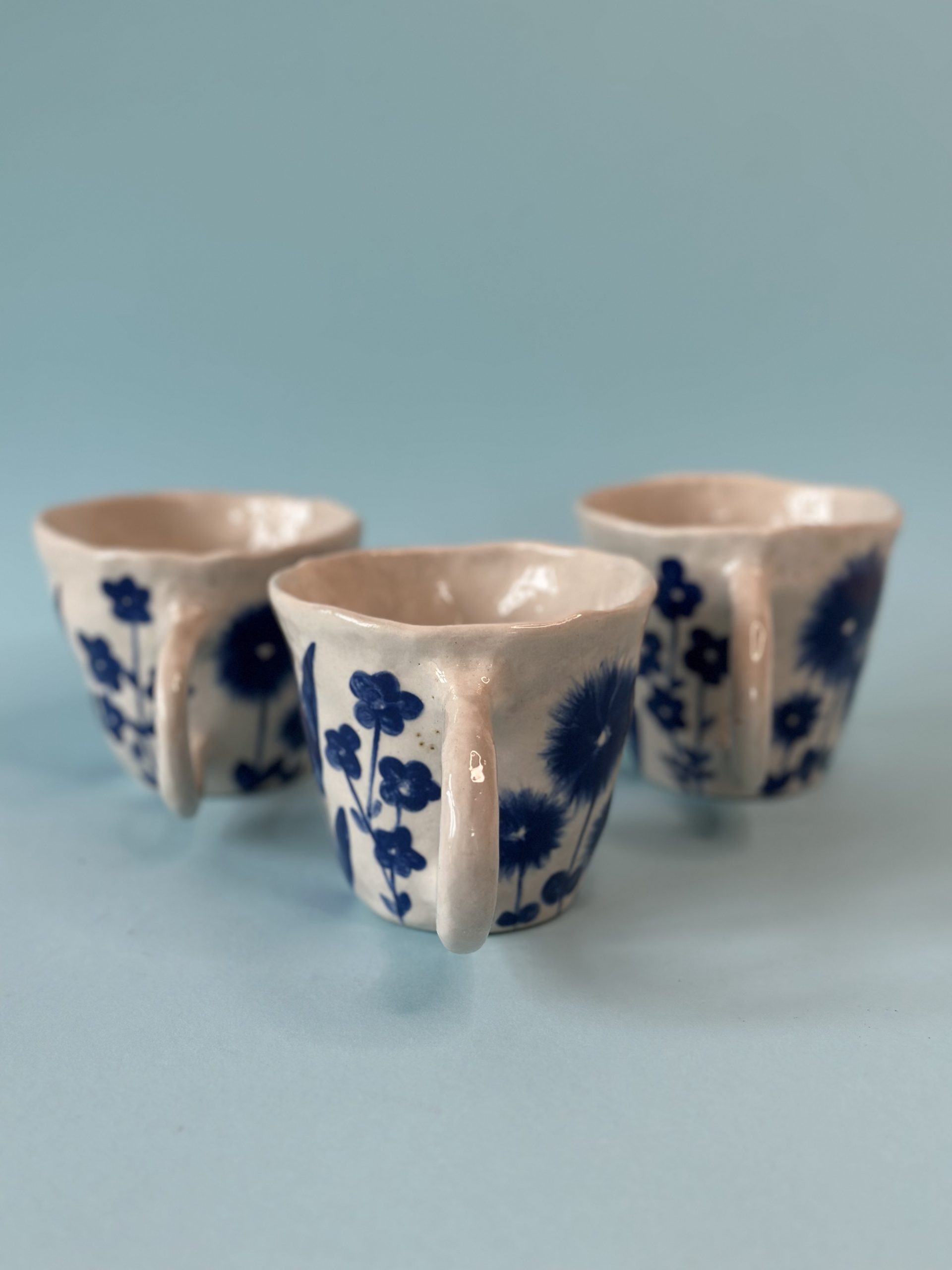 Keramikbecher mit blauem Blumenmuster – Bild 8