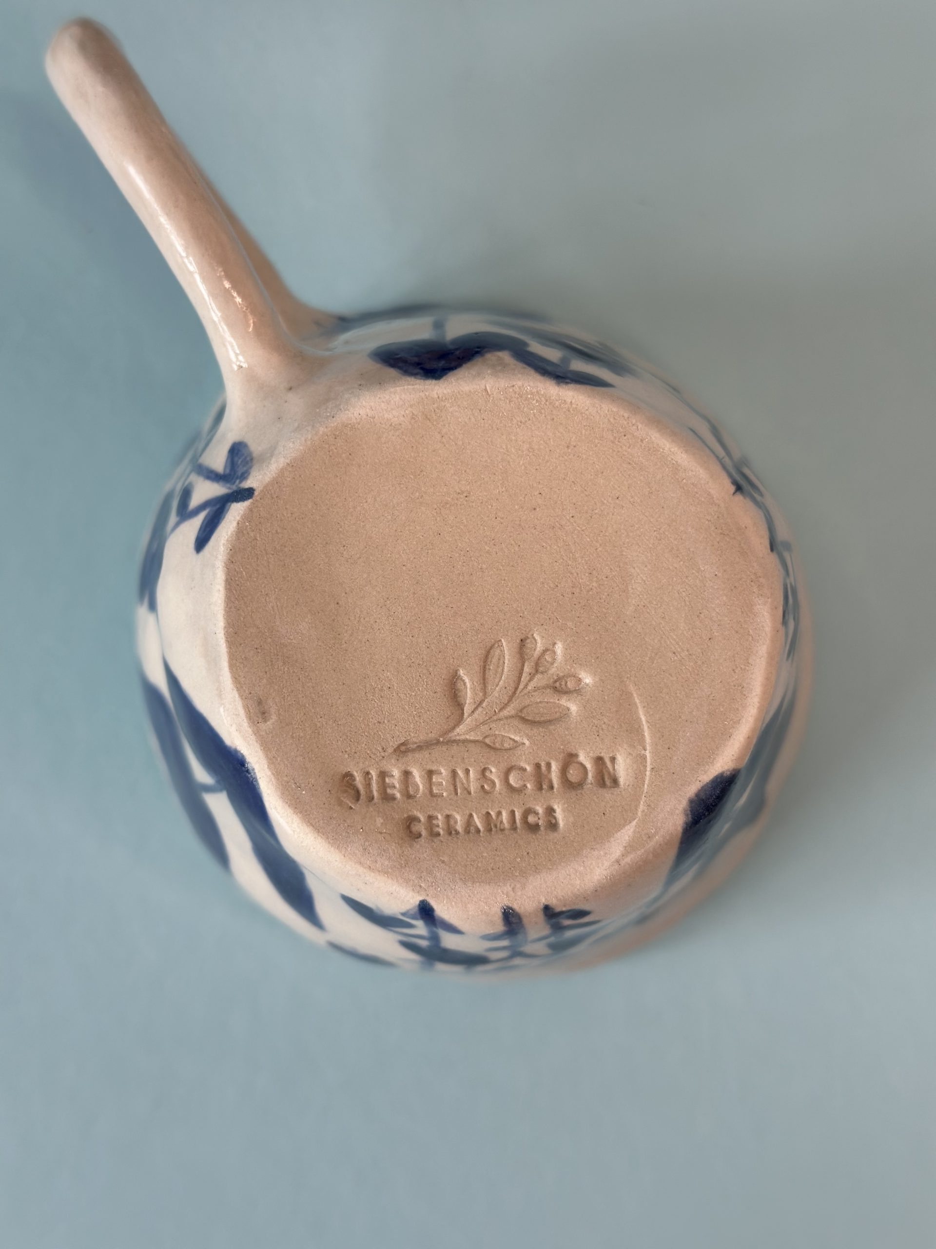 Keramikbecher mit blauem Blumenmuster – Bild 9